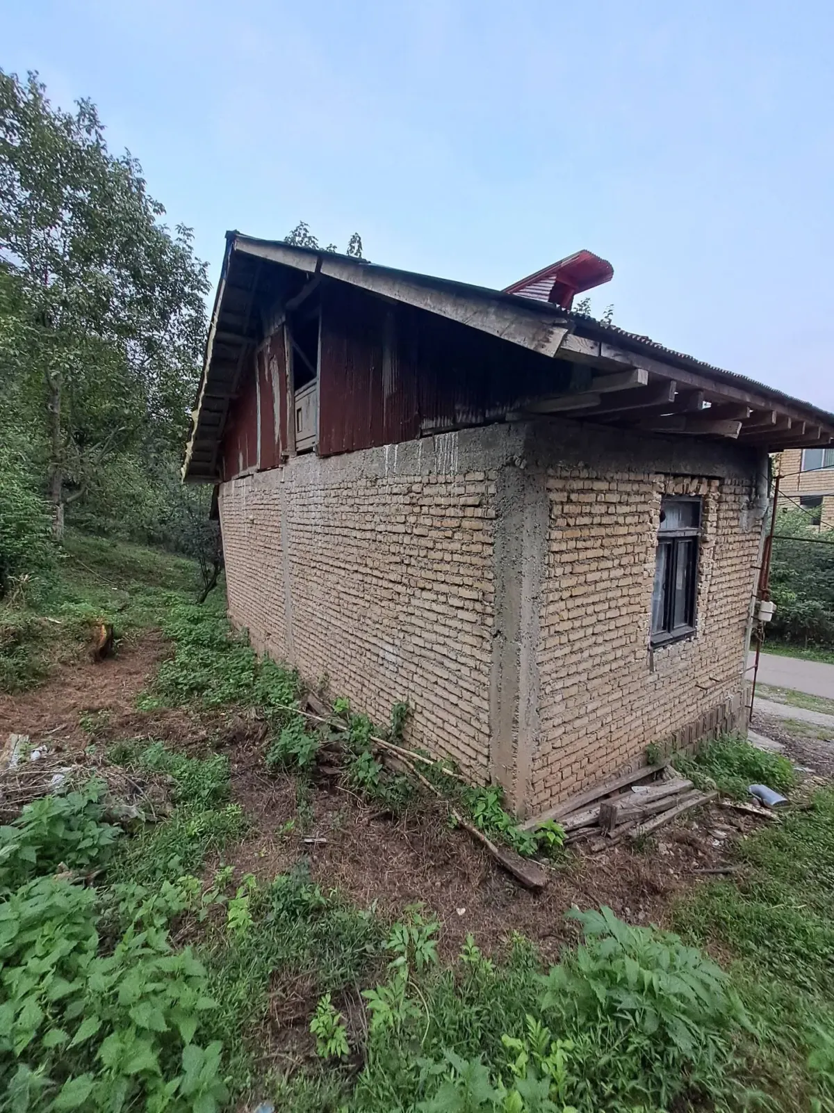 ۲۴۵ متر زمین با بنای کلنگی قابل سکونت